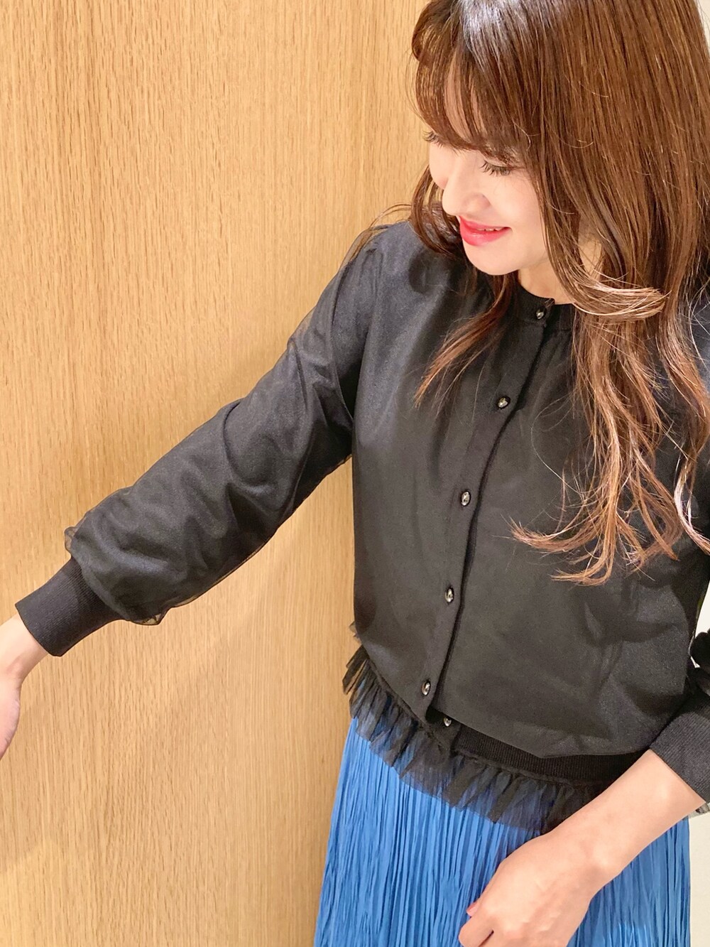 ブラック系のカーディガン/ボレロ、ブルー系のスカート、ホワイト系のイヤリングを着用したレディースの夏コーディネートの7枚目の写真