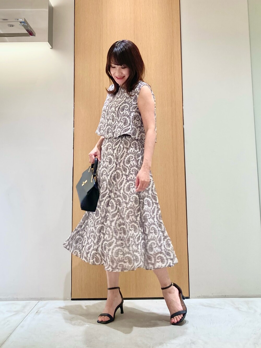 ホワイト系のワンピース、グレー系のベルトを着用したレディースの夏コーディネートの2枚目の写真