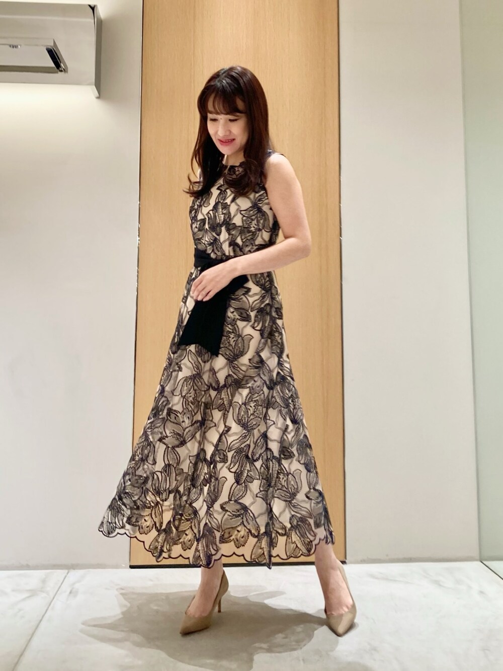 「アナイ(ANAYI)、オケージョン、結婚式、パーティースタイル、ドレス、ワンピース、ボレロ、レース、低身長、大人かわいい、オトナ女子、バッグ、ベージュ、ブラック、イヤリング」｜「ANAYIのパールフープイヤリング（イヤリング、ホワイト系）」を使った、Hasebe.tさん（レディース・154cm）の春コーディネートの5枚目の写真