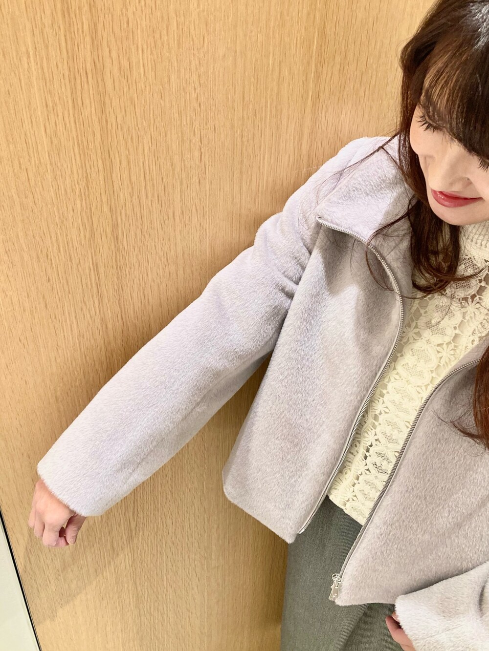 「アナイ(ANAYI)、ニット、冬コーデ、きれいめカジュアル、オトナカワイイ、お出かけコーデ、大人かわいい、あったかコーデ、コート、ファー、スカート、ホワイト、低身長、オトナカジュアル、レース」｜「ANAYIのレースドッキングケーブルプルオーバー（ニット/セーター、ホワイト系）」を使った、Hasebe.tさん（レディース・154cm）の冬コーディネートの7枚目の写真
