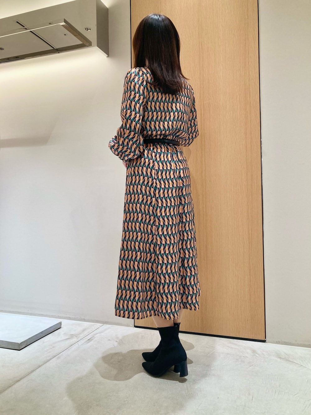 「アナイ(ANAYI)、大人コーデ、大人可愛い、きれいめコーディネート、女子会コーデ、低身長コーデ、ワンピース、プリント、オトナ女子、オトナカワイイ、バッグ、ベルト、お出かけコーデ、クラシカル、グリーン」｜「ANAYIのカラーグラフィックフリルワンピース（ワンピース、ブラウン系）」を使った、Hasebe.tさん（レディース・154cm）の冬コーディネートの3枚目の写真