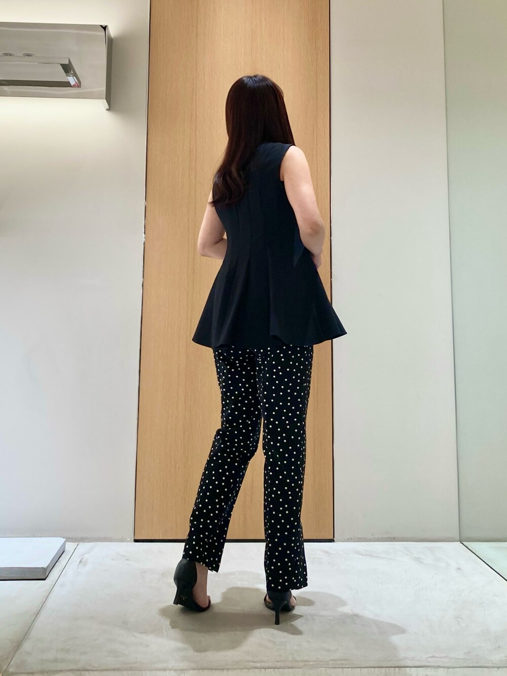 ブラック系のシャツ/ブラウス、ブラック系のその他パンツ、ホワイト系のイヤリングを着用したレディースの夏コーディネートの4枚目の写真