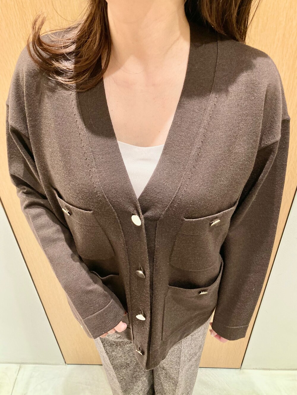 ブラウン系のニット/セーター、ベージュ系のキャミソール、ブラウン系のその他パンツを着用したレディースの秋コーディネートの4枚目の写真