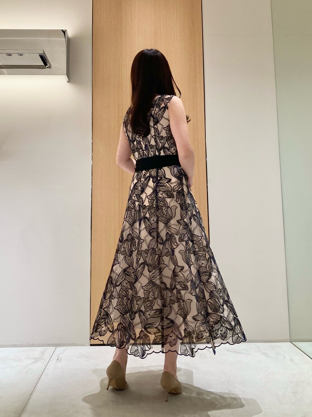 「アナイ(ANAYI)、オケージョン、結婚式、パーティースタイル、ドレス、ワンピース、ボレロ、レース、低身長、大人かわいい、オトナ女子、バッグ、ベージュ、ブラック、イヤリング」｜「ANAYIのパールフープイヤリング（イヤリング、ホワイト系）」を使った、Hasebe.tさん（レディース・154cm）の春コーディネートの6枚目の写真