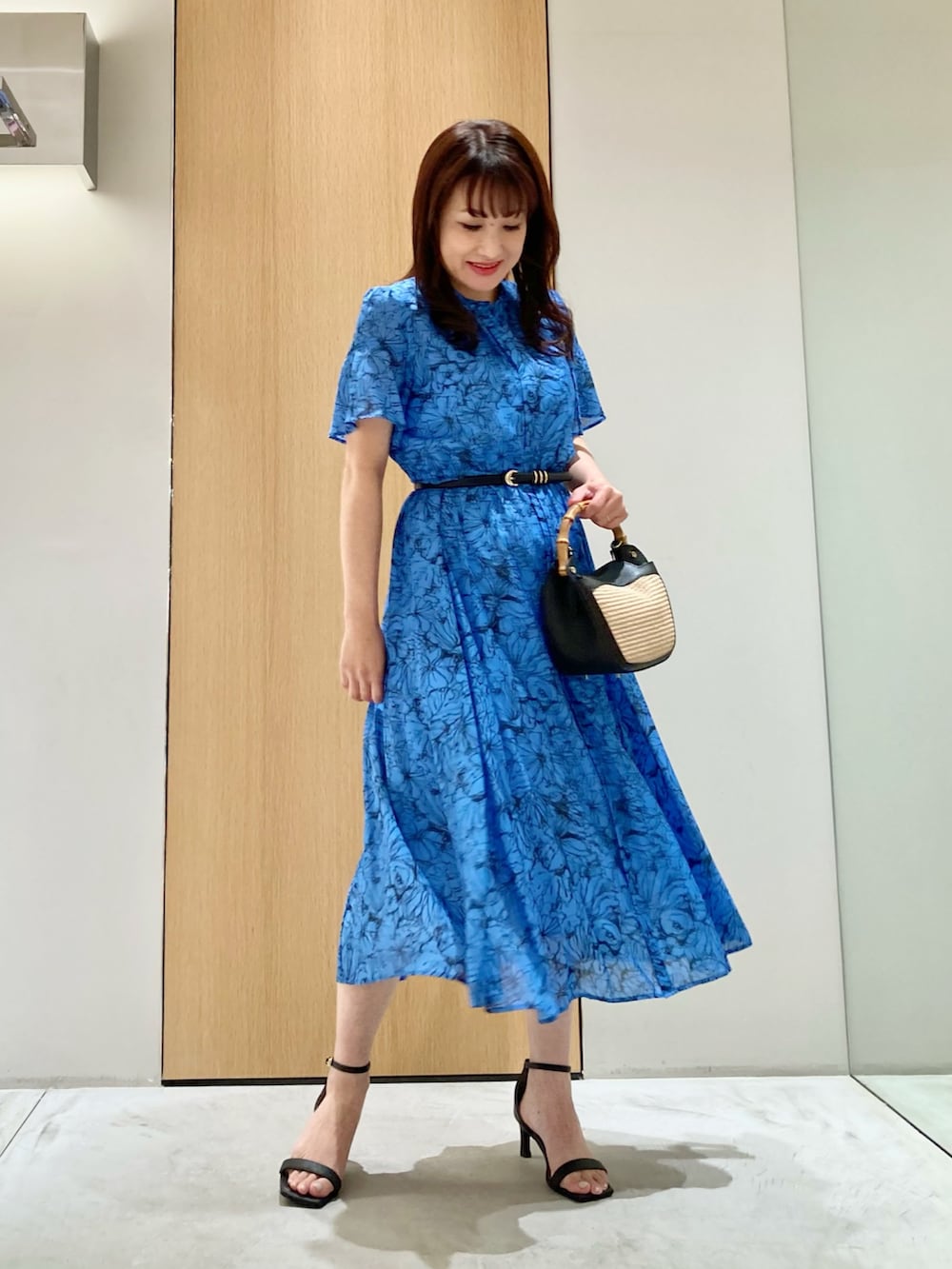 「アナイ(ANAYI)、夏コーデ、大人かわいい、夏、ワンピース、ブルー、バッグ、ベルト、フラワープリント、オトナ女子、オトナカジュアル、低身長、おでかけコーデ、デートコーデ、フェミニン」｜「ANAYIのリーフモチーフイヤリング（イヤリング、ゴールド系）」を使った、Hasebe.tさん（レディース・154cm）の夏コーディネートの3枚目の写真