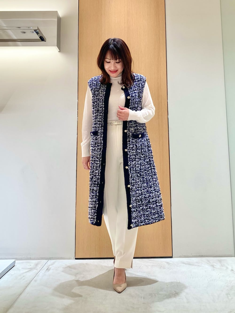 ブルー系のワンピース、ホワイト系のニット/セーター、ホワイト系のその他パンツを着用したレディースの秋コーディネートの2枚目の写真