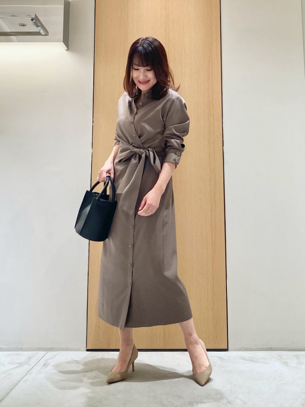 「アナイ(ANAYI)、春コーデ、オトナカジュアル、大人かわいい、大人ファッション、春服コーデ、おでかけコーデ、シンプルスタイル、楽チンコーデ、きれいめコーディネート、ワンピーススタイル、カーキ、カシュクール、低身長、オトナ女子」｜「ANAYIのテンセルツイルカシュクールワンピース（ワンピース、グリーン系）」を使った、Hasebe.tさん（レディース・154cm）の春コーディネートの2枚目の写真
