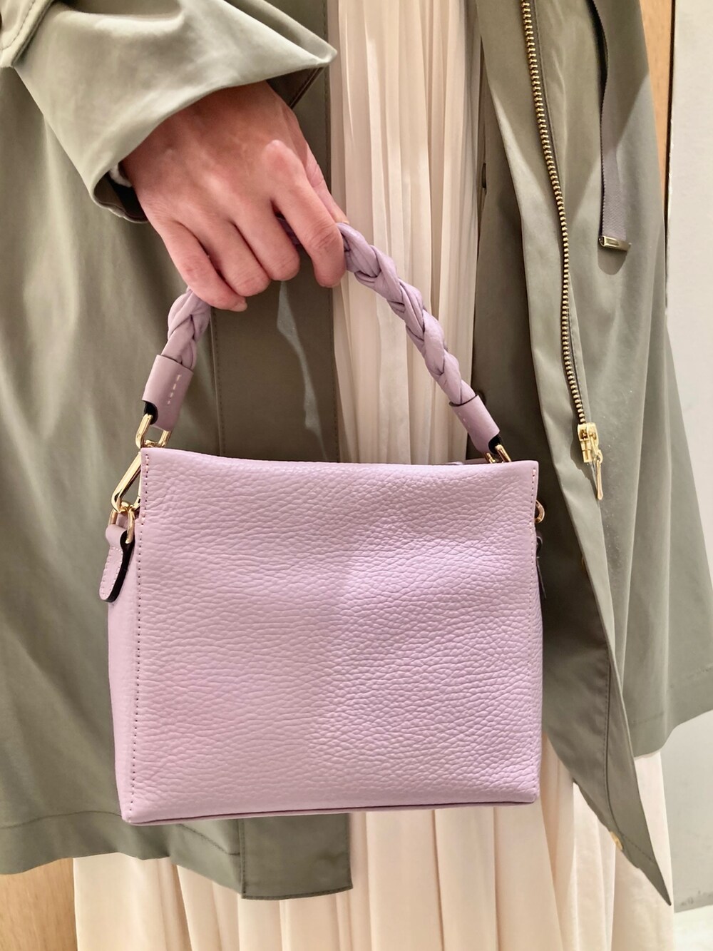 「アナイ(ANAYI)、ニット、春服、ギンガムチェック、コート、モッズコート、カーキ、ホワイト、カーディガン、スカート、大人カジュアル、フェミニン、大人可愛い、おでかけコーデ、休日スタイル」｜「ANAYIのギンガムブークレ カーディガン（カーディガン/ボレロ、ホワイト系）」を使った、Hasebe.tさん（レディース・154cm）の春コーディネートの10枚目の写真