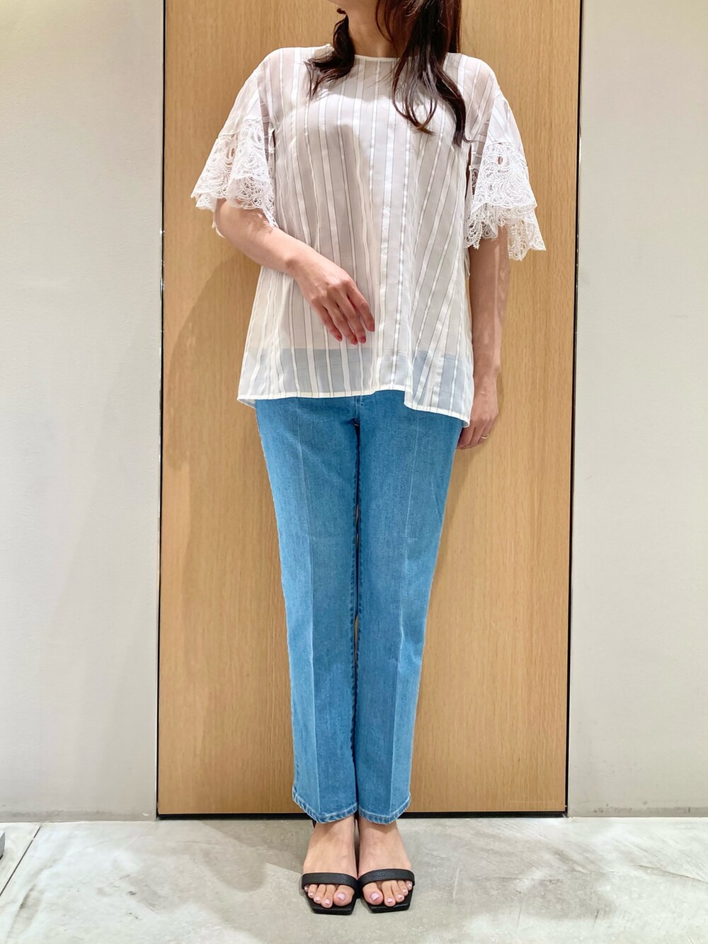 ホワイト系のシャツ/ブラウス、ブルー系のデニムパンツ、ゴールド系のイヤリングを着用したレディースの夏コーディネートの5枚目の写真