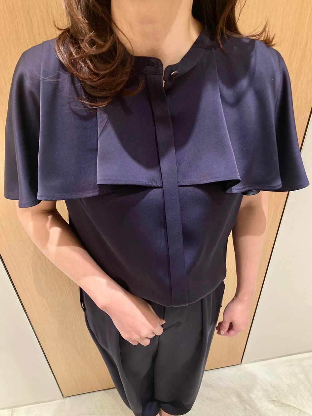 「アナイ(ANAYI)、大人カジュアル、休日スタイル、デートコーデ、お出かけコーデ、セットアップ、春夏コーデ、シンプルコーデ、春ファッション、カジュアルスタイル、オトナカワイイ、シンプルスタイル、大人可愛い、春、大人女子」｜「ANAYIのストレッチサテンケープブラウス（シャツ/ブラウス、ブルー系）」を使った、Hasebe.tさん（レディース・154cm）の春コーディネートの4枚目の写真
