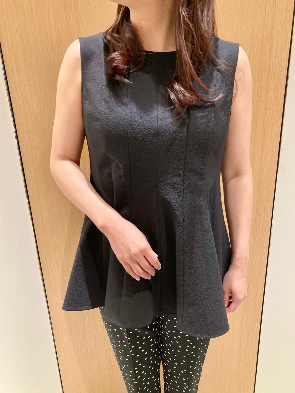 ブラック系のシャツ/ブラウス、ブラック系のその他パンツ、ホワイト系のイヤリングを着用したレディースの夏コーディネートの7枚目の写真