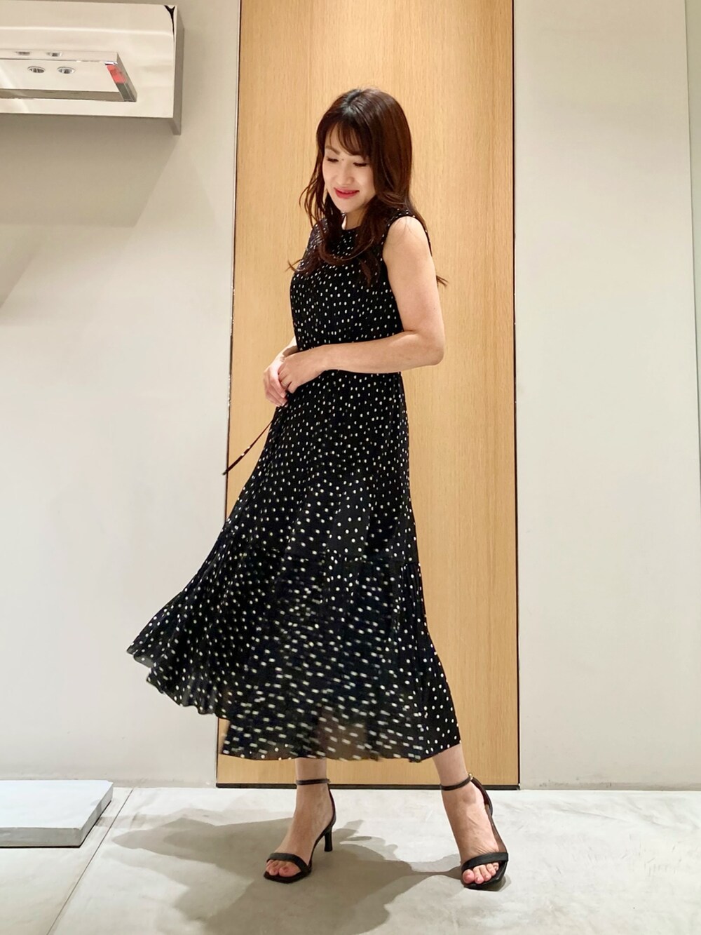 ホワイト系のカーディガン/ボレロ、ブラック系のワンピース、ホワイト系のイヤリングを着用したレディースの夏コーディネートの7枚目の写真