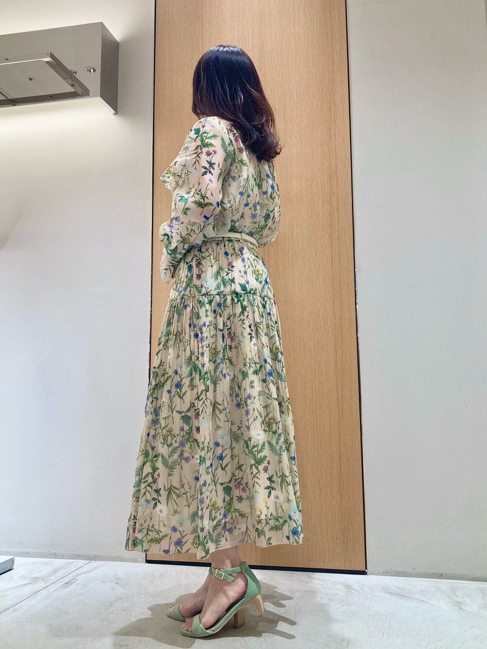 「アナイ(ANAYI)、シャツスタイル、シアートップス、春、おでかけコーデ、キレイめカジュアル、レディースファッション、シャツ/ブラウス、ボタニカル柄、フェミニン、オトナカジュアル、オトナ女子、オトナカワイイ、低身長、お出かけコーデ」｜「ANAYIのボタニカルプリントシャツ ブラウス（シャツ/ブラウス、ベージュ系）」を使った、Hasebe.tさん（レディース・154cm）の春コーディネートの8枚目の写真