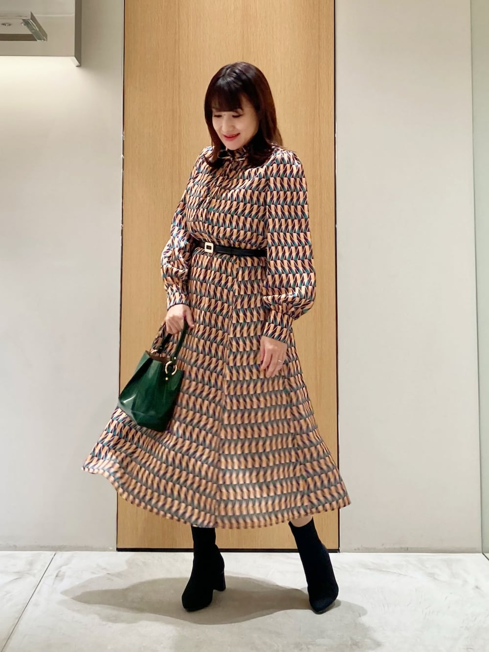 「アナイ(ANAYI)、大人コーデ、大人可愛い、きれいめコーディネート、女子会コーデ、低身長コーデ、ワンピース、プリント、オトナ女子、オトナカワイイ、バッグ、ベルト、お出かけコーデ、クラシカル、グリーン」｜「ANAYIのカラーグラフィックフリルワンピース（ワンピース、ブラウン系）」を使った、Hasebe.tさん（レディース・154cm）の冬コーディネートの2枚目の写真