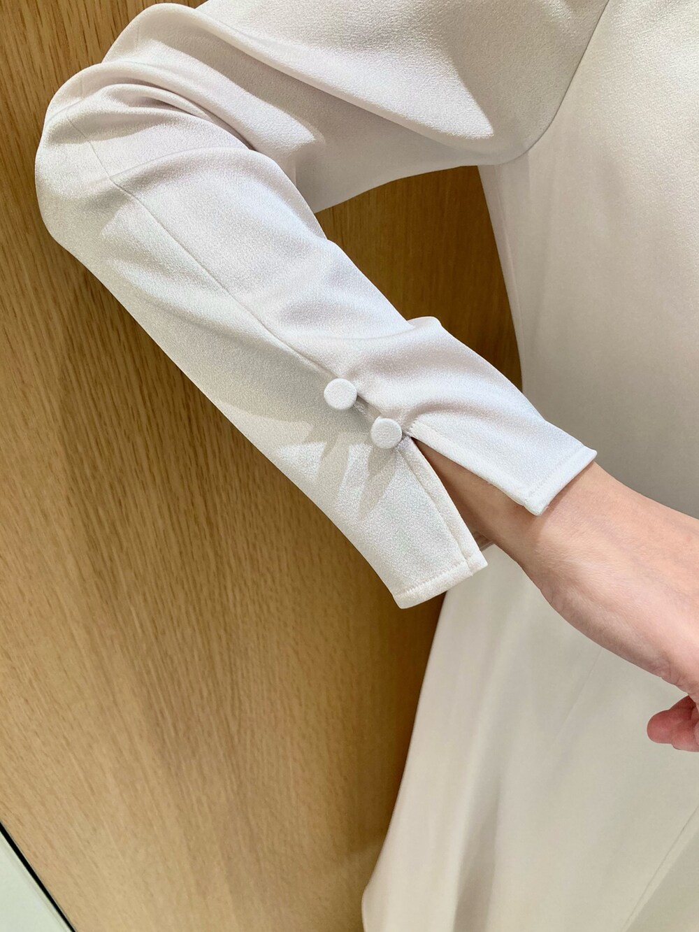 「アナイ(ANAYI)、セットアップ、オトナ女子、キレイめ、ジャケット、ワンピース、アイボリー、オケージョン、結婚式、お仕事コーデ、低身長、入学式、卒業式、きちんとスタイル、フェミニン」｜「ANAYIの【Eternal Line 2025】トリアセサテンタックペプラム ジャケット（その他アウター、ホワイト系）」を使った、Hasebe.tさん（レディース・154cm）の冬コーディネートの7枚目の写真