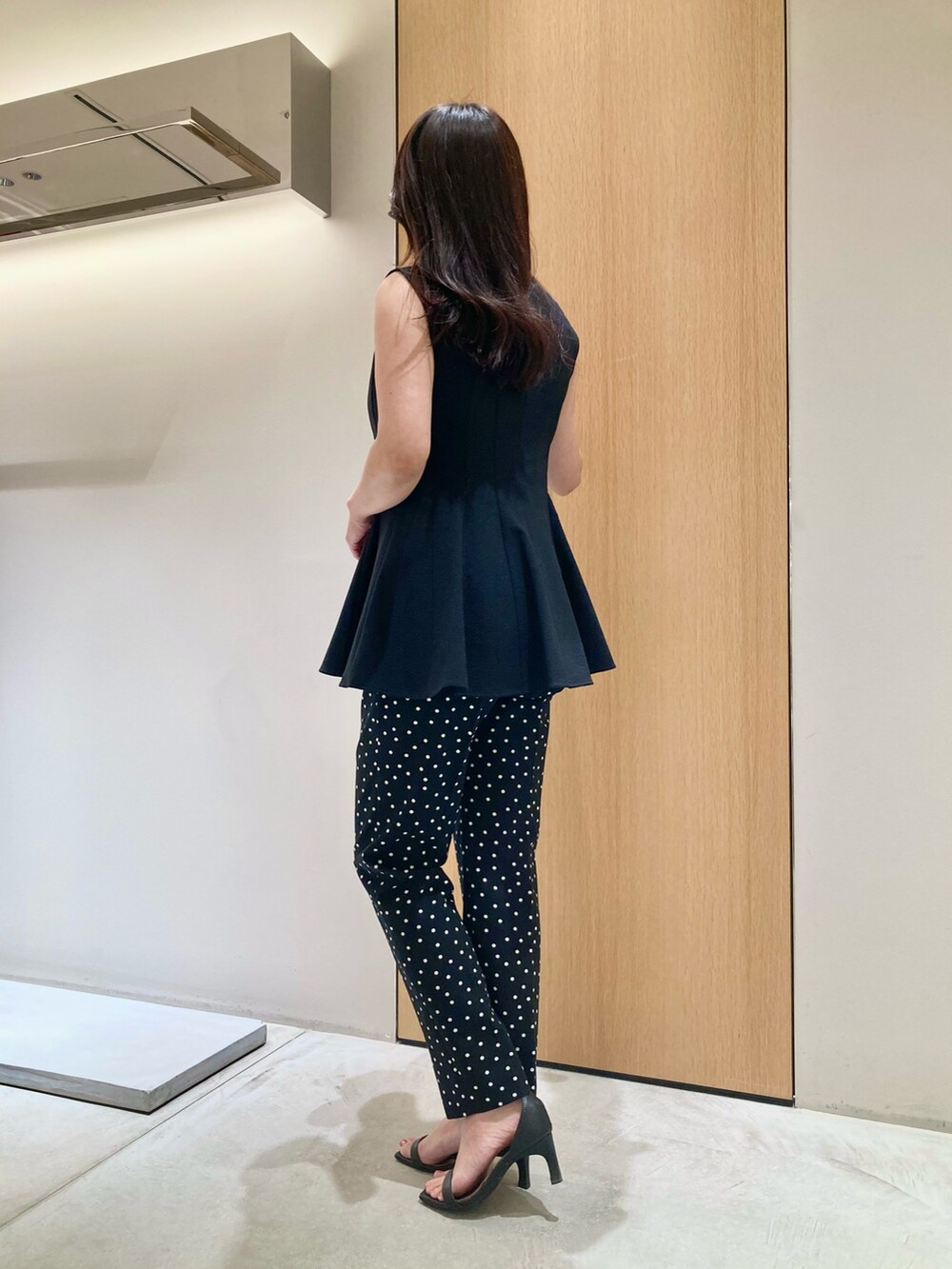 ブラック系のシャツ/ブラウス、ブラック系のその他パンツ、ホワイト系のイヤリングを着用したレディースの夏コーディネートの5枚目の写真