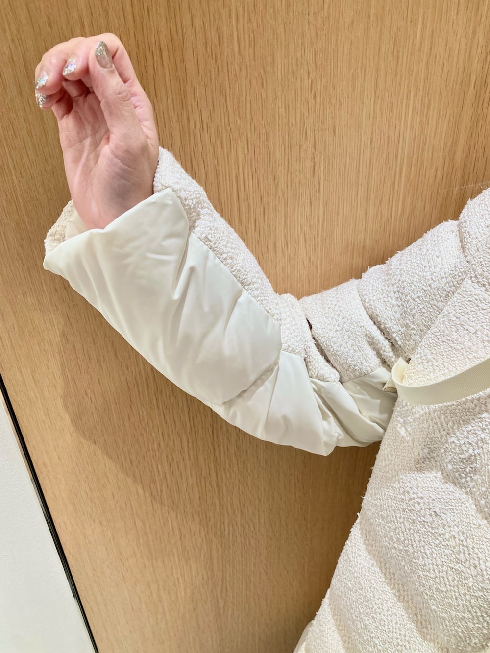 「アナイ(ANAYI)、冬アウター、大人コーデ、オトナカジュアル、大人可愛い、モノトーン、あったかコーデ、ニット/セーター、きれいめコーディネート、低身長コーデ、スカート、ダウンジャケット、オトナ女子、オトナカワイイ、おとなコーデ」｜「ANAYIのスプリングメリノハイネックプルオーバー（ニット/セーター、ホワイト系）」を使った、Hasebe.tさん（レディース・154cm）の冬コーディネートの6枚目の写真