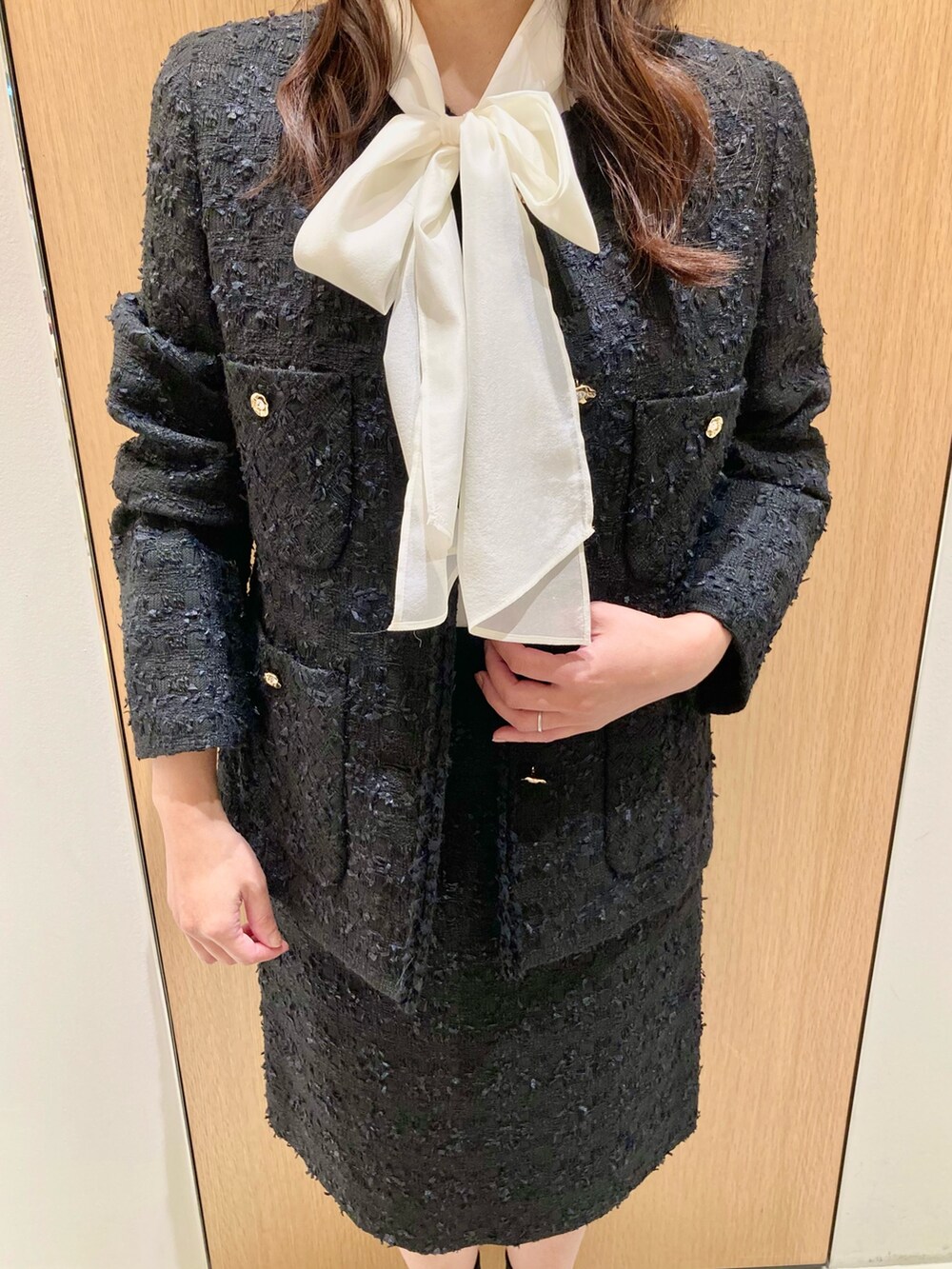 「アナイ(ANAYI)、秋コーデ、セットアップ、シアートップス、オトナ女子、スカート、大人コーデ、低身長女子、ジャケット、ブラック、ブラウス、オケージョン、パーティースタイル、フェミニン、大人かわいい」｜「ANAYIのオーガンジーラグランタイ ブラウス（シャツ/ブラウス、ホワイト系）」を使った、Hasebe.tさん（レディース・154cm）の秋コーディネートの5枚目の写真