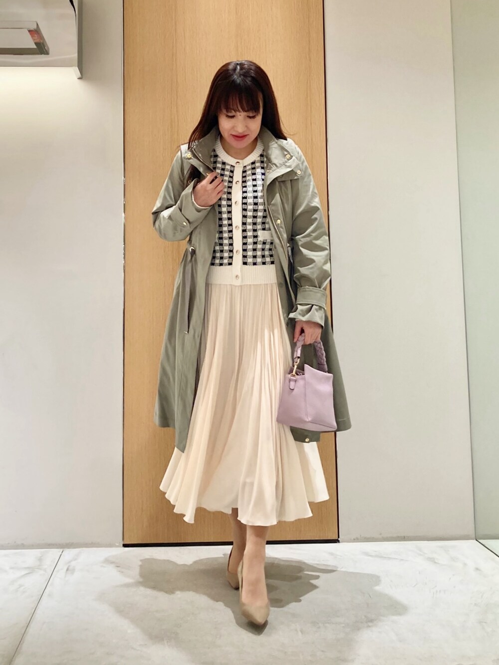 「アナイ(ANAYI)、ニット、春服、ギンガムチェック、コート、モッズコート、カーキ、ホワイト、カーディガン、スカート、大人カジュアル、フェミニン、大人可愛い、おでかけコーデ、休日スタイル」｜「ANAYIのギンガムブークレ カーディガン（カーディガン/ボレロ、ホワイト系）」を使った、Hasebe.tさん（レディース・154cm）の春コーディネートの2枚目の写真