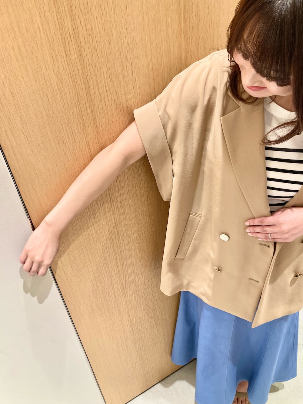 「アナイ(ANAYI)、デートコーデ、きれいめカジュアル、デニム、オトナカワイイ、ジャケット、スカート、ボーダー、ブルー、低身長、マーメイドスカート、オトナカジュアル、オトナ女子、ベルト、夏」｜「ANAYIのリネンライクフレンチジャケット（その他アウター、ブラウン系）」を使った、Hasebe.tさん（レディース・154cm）の夏コーディネートの5枚目の写真