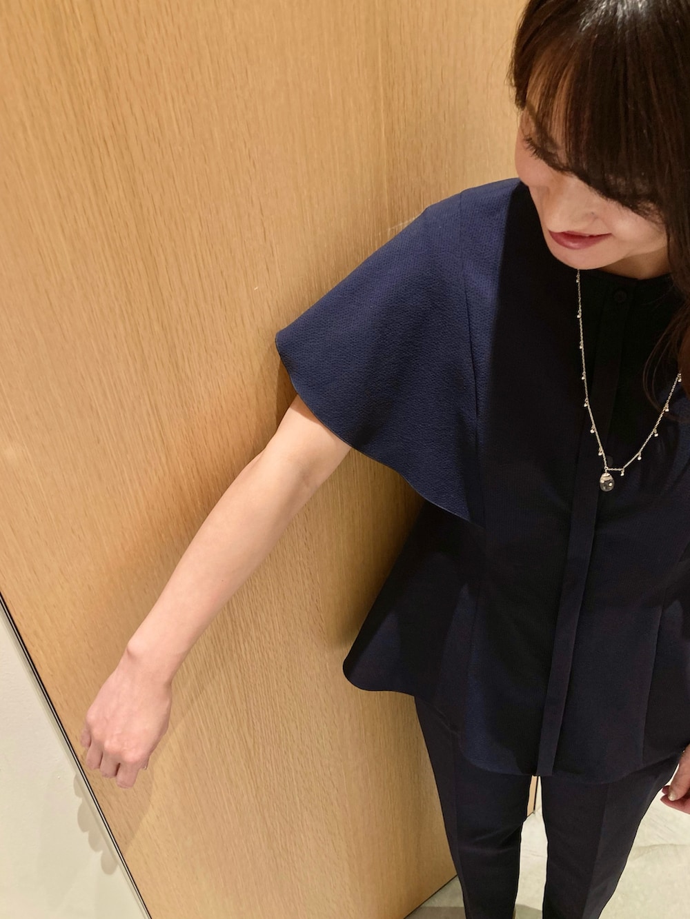 「アナイ(ANAYI)、大人カジュアル、休日スタイル、デートコーデ、お出かけコーデ、セットアップ、春夏コーデ、シンプルコーデ、春ファッション、カジュアルスタイル、オトナカワイイ、大人可愛い、大人女子、おでかけコーデ、ブラウス」｜「ANAYIのクリスタルドロップイヤリング（イヤリング、シルバー系）」を使った、Hasebe.tさん（レディース・154cm）の春コーディネートの5枚目の写真