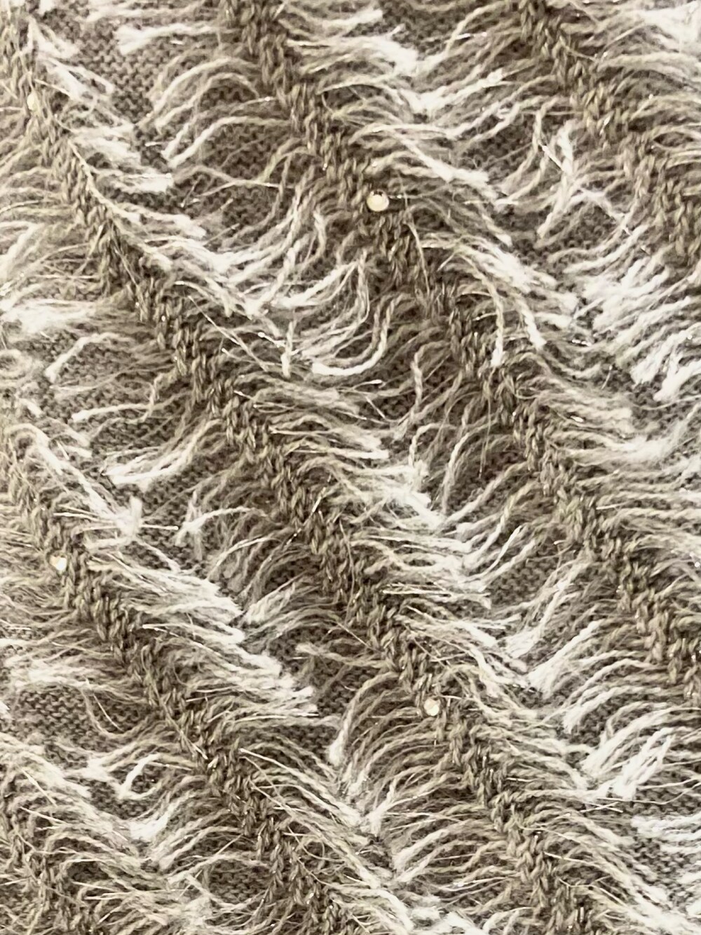 グレー系のニット/セーター、ホワイト系のスカート、シルバー系のネックレスを着用したレディースの秋コーディネートの8枚目の写真