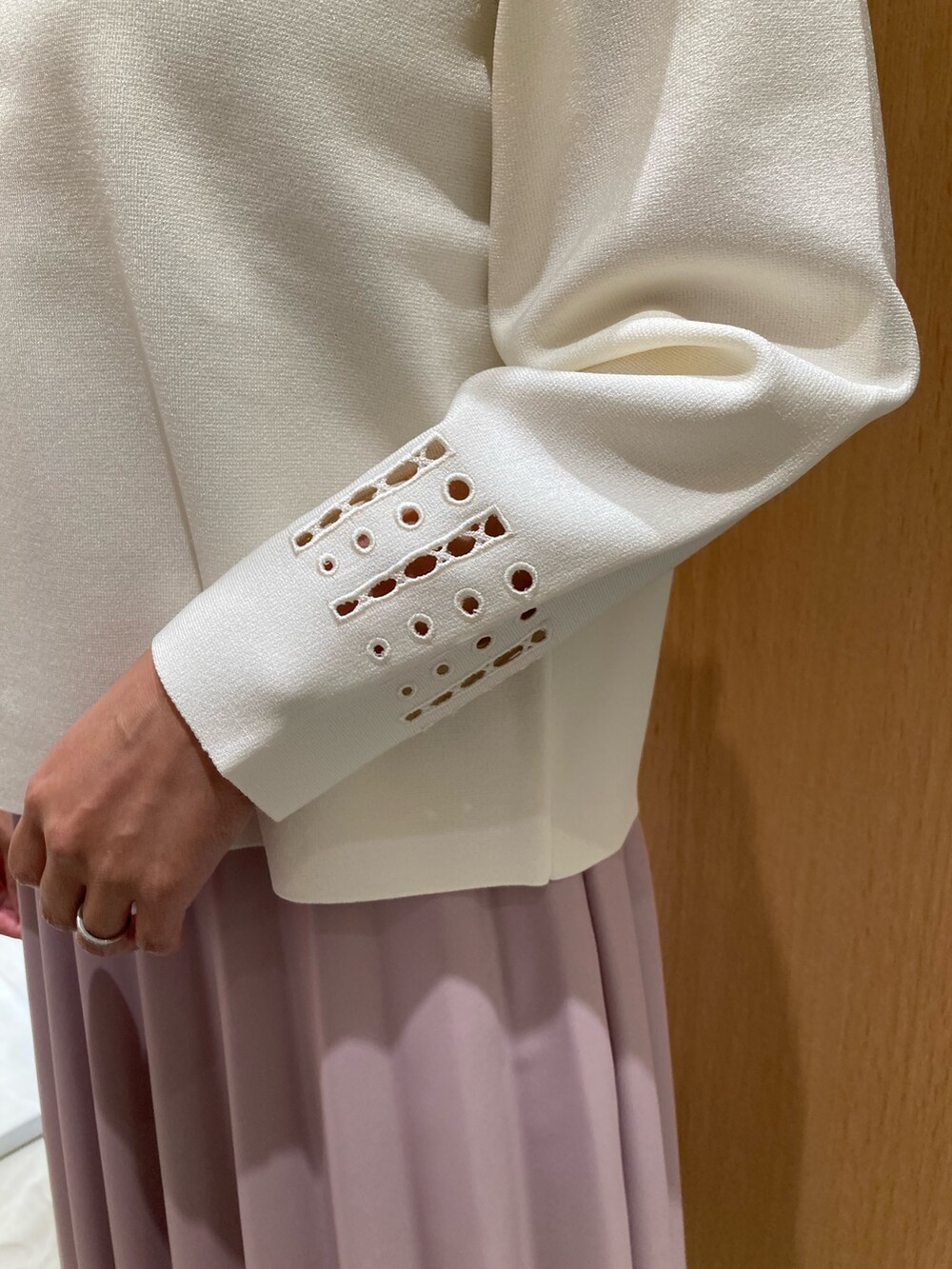 ブルー系のデニムジャケット、ホワイト系のニット/セーター、ピンク系のスカートを着用したレディースの秋コーディネートの8枚目の写真