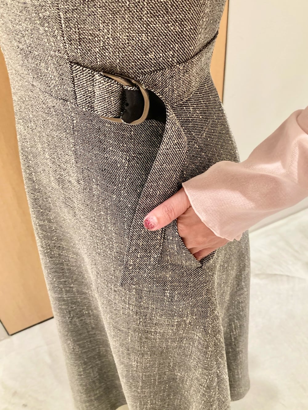 グレー系のワンピース、ピンク系のTシャツ/カットソー、ピンク系のハンドバッグを着用したレディースの秋コーディネートの7枚目の写真