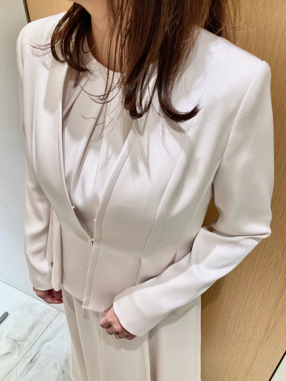 「アナイ(ANAYI)、セットアップ、オトナ女子、キレイめ、ジャケット、ワンピース、アイボリー、オケージョン、結婚式、お仕事コーデ、低身長、入学式、卒業式、きちんとスタイル、フェミニン」｜「ANAYIの【Eternal Line 2025】トリアセサテンタックペプラム ジャケット（その他アウター、ホワイト系）」を使った、Hasebe.tさん（レディース・154cm）の冬コーディネートの5枚目の写真