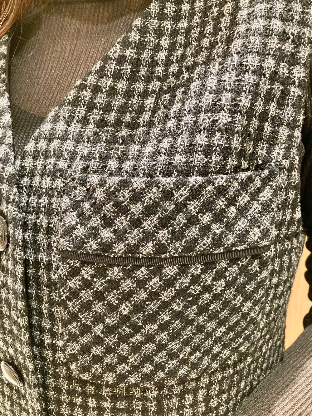 ブラック系のニット/セーター、ブラック系のワンピースを着用したレディースの秋コーディネートの7枚目の写真