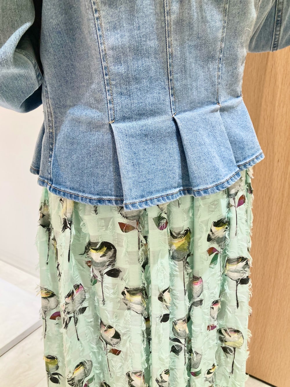 「アナイ(ANAYI)、ジャケット、春コーデ、オトナカジュアル、大人かわいい、大人ファッション、春服コーデ、おでかけコーデ、低身長女子、春色、きれいめコーディネート、ワンピーススタイル、ワンピース、デニム」｜「ANAYIのストレッチデニムノーカラー ジャケット（ノーカラージャケット、ブルー系）」を使った、Hasebe.tさん（レディース・154cm）の春コーディネートの6枚目の写真