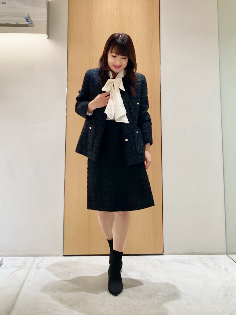 「アナイ(ANAYI)、秋コーデ、セットアップ、シアートップス、オトナ女子、スカート、大人コーデ、低身長女子、ジャケット、ブラック、ブラウス、オケージョン、パーティースタイル、フェミニン、大人かわいい」｜「ANAYIのオーガンジーラグランタイ ブラウス（シャツ/ブラウス、ホワイト系）」を使った、Hasebe.tさん（レディース・154cm）の秋コーディネートの2枚目の写真