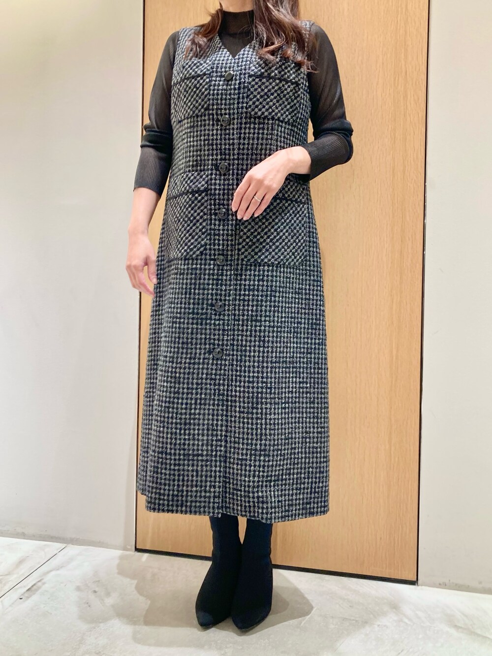 ブラック系のニット/セーター、ブラック系のワンピースを着用したレディースの秋コーディネートの5枚目の写真