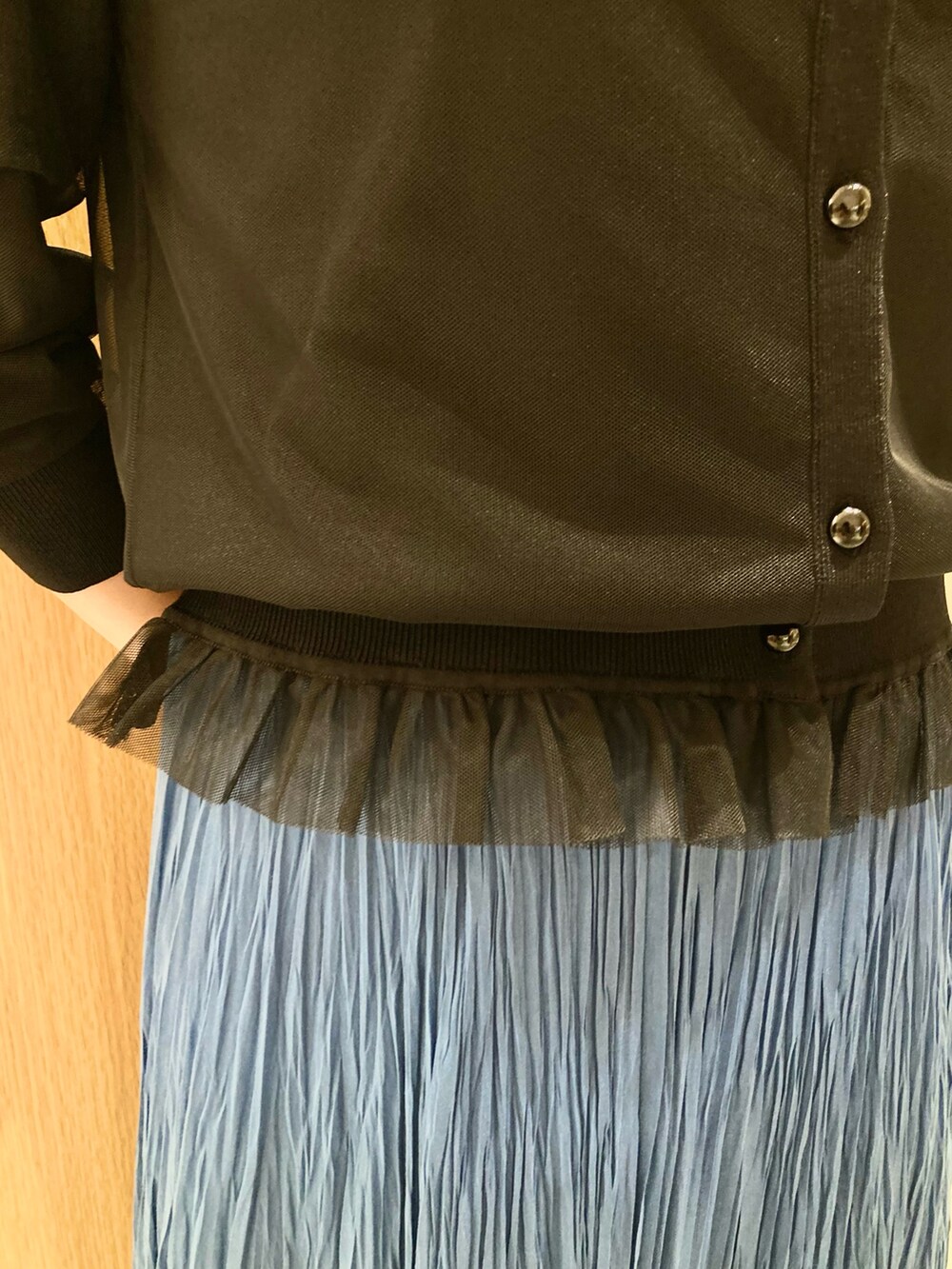 ブラック系のカーディガン/ボレロ、ブルー系のスカート、ホワイト系のイヤリングを着用したレディースの夏コーディネートの8枚目の写真