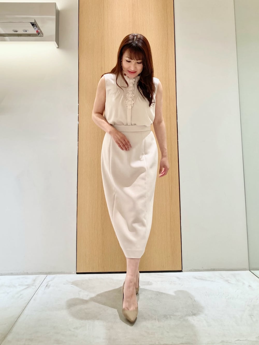 「アナイ(ANAYI)、ジャケット、スカート、ベージュ、ブラウス、ピンク、セットアップ、オケージョン、オトナ女子、オトナカワイイ、パール、低身長、刺繍、きちんとスタイル、淡色コーデ」｜「ANAYIの淡水バロックパールフープイヤリング（イヤリング、ホワイト系）」を使った、Hasebe.tさん（レディース・154cm）の夏コーディネートの8枚目の写真