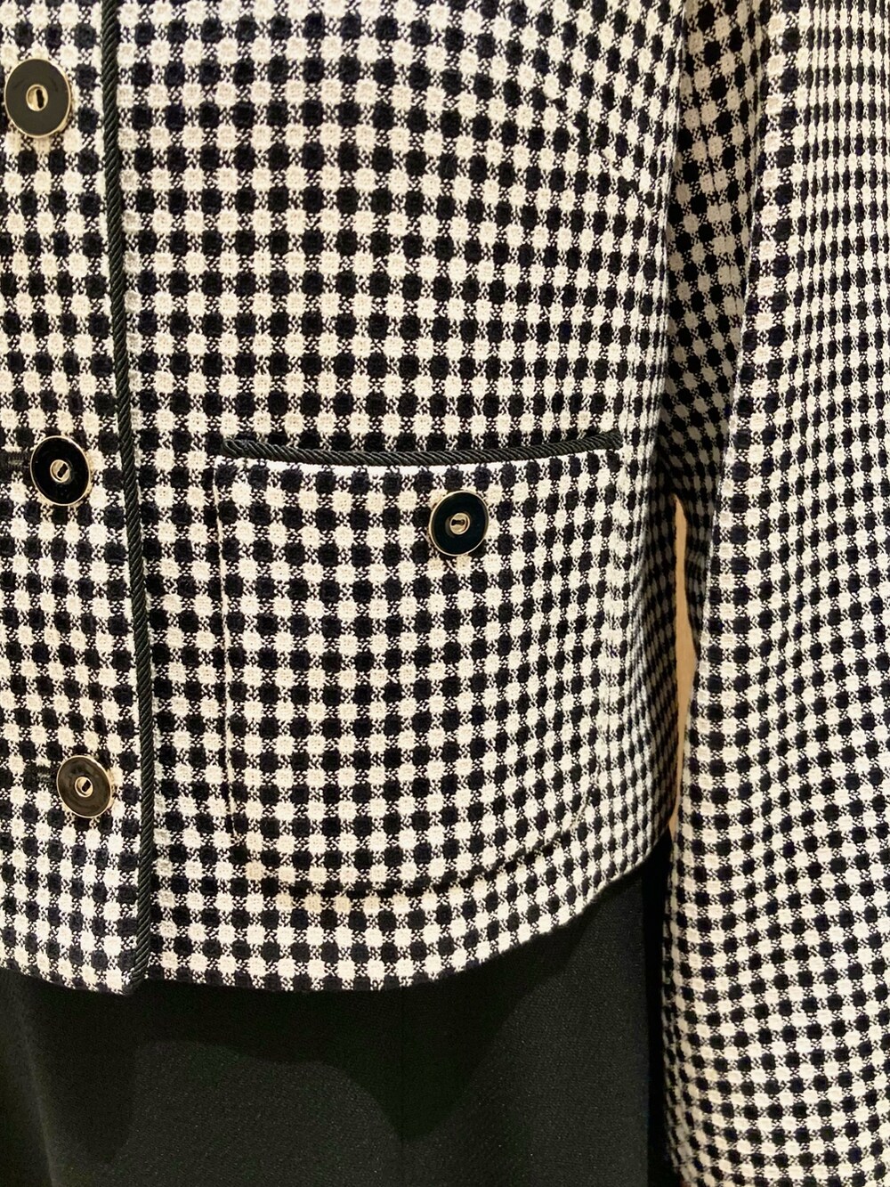 「アナイ(ANAYI)、ジャケット、春コーデ、大人かわいい、大人ファッション、春服コーデ、おでかけコーデ、モノトーンコーデ、低身長女子、きれいめコーディネート、スカート、キレイめ、ブラック、オトナ女子、オトナカワイイ」｜「ANAYIの【セットアップ対応商品ドビーツイードクルー ジャケット（ノーカラージャケット、ブラック系）」を使った、Hasebe.tさん（レディース・154cm）の春コーディネートの7枚目の写真