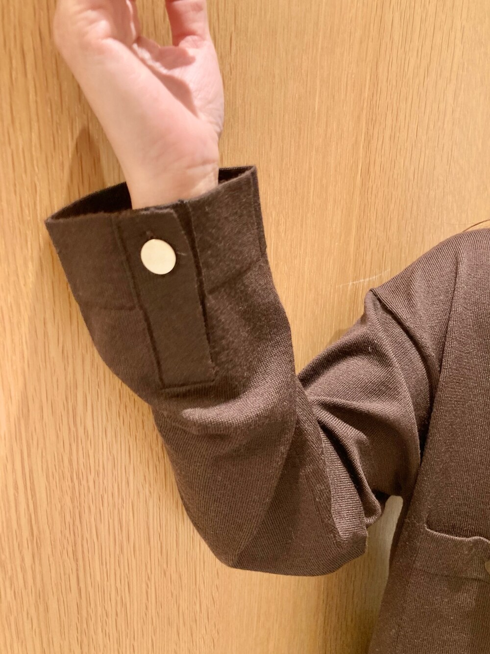 ブラウン系のニット/セーター、ベージュ系のキャミソール、ブラウン系のその他パンツを着用したレディースの秋コーディネートの7枚目の写真