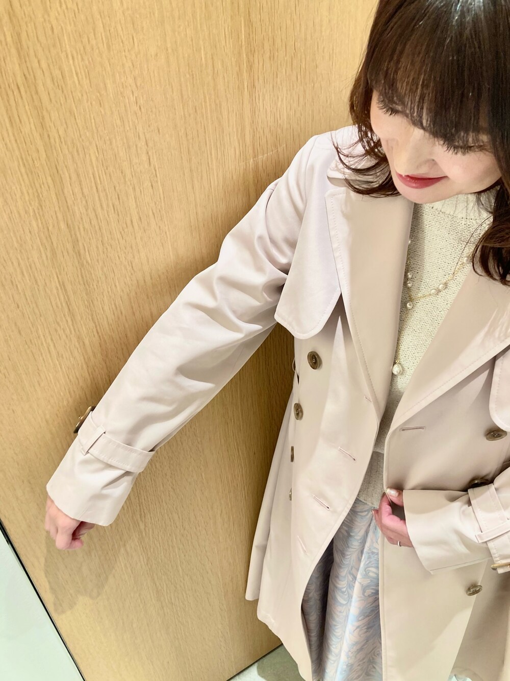 「アナイ(ANAYI)、キレイめコーデ、大人かわいい、春先取り、大人カジュアルコーデ、女子会コーデ、春ニット、通勤コーデ、コート、スカート、アクセサリー、ホワイト、ピンク、低身長、バッグ」｜「ANAYIのバロックパールドロップネックレス（ネックレス、ホワイト系）」を使った、Hasebe.tさん（レディース・154cm）の冬コーディネートの5枚目の写真
