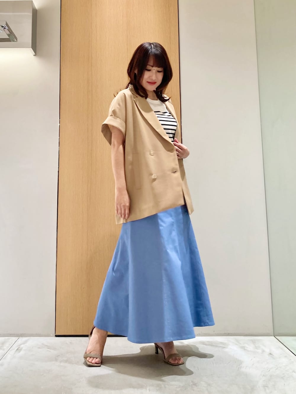 「アナイ(ANAYI)、デートコーデ、きれいめカジュアル、デニム、オトナカワイイ、ジャケット、スカート、ボーダー、ブルー、低身長、マーメイドスカート、オトナカジュアル、オトナ女子、ベルト、夏」｜「ANAYIのリネンライクフレンチジャケット（その他アウター、ブラウン系）」を使った、Hasebe.tさん（レディース・154cm）の夏コーディネートの2枚目の写真