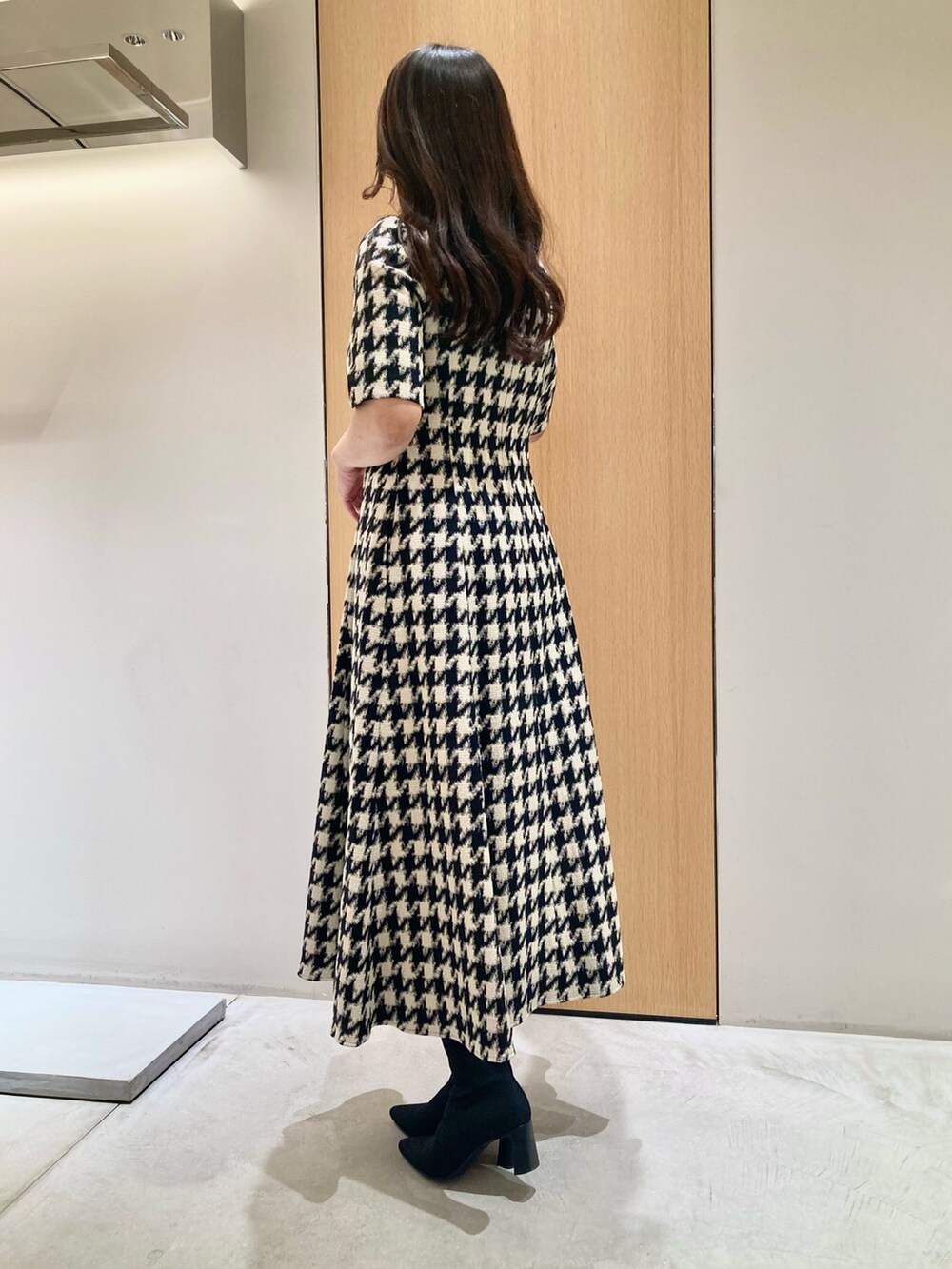 「アナイ(ANAYI)、秋コーデ、デートコーデ、モノトーン、ワンピース、大人女子、オフィスカジュアル、チドリ柄、大人コーデ、大人かわいい、フェミニン、ブラック、バッグ、イヤリング、低身長」｜「ANAYIのパールモチーフイヤリング（イヤリング、ホワイト系）」を使った、Hasebe.tさん（レディース・154cm）の秋コーディネートの3枚目の写真