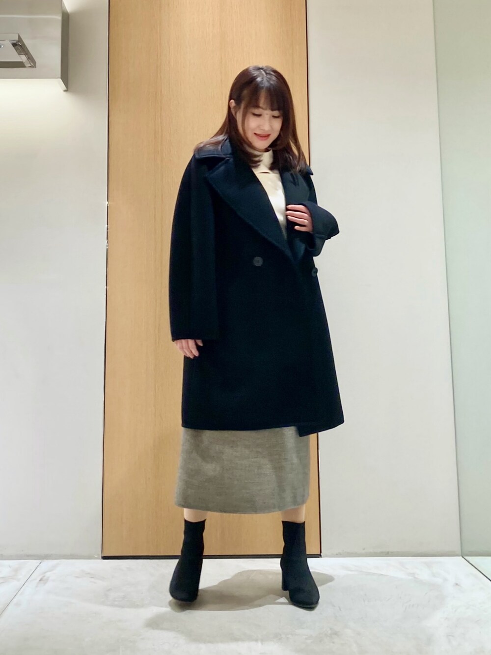 「アナイ(ANAYI)、冬コーデ、秋冬コーデ、お出かけコーデ、大人かわいい、あったかコーデ、大人可愛い、キレイめコーデ、グレー、オトナ女子、冬、白ニット、スカート、ブラック、コート」｜「ANAYIのウールボンディングピーコート（ピーコート、ブラック系）」を使った、Hasebe.tさん（レディース・154cm）の冬コーディネートの2枚目の写真