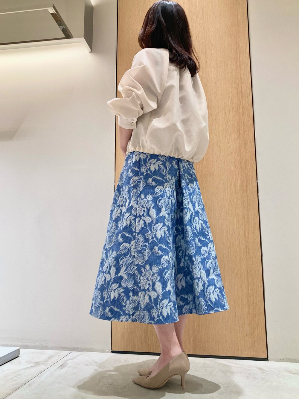 「アナイ(ANAYI)、シャツスタイル、シアートップス、春服コーデ、大人可愛い、大人コーデ、大人カジュアルコーデ、大人かわいい、春カラー、春先取り、オトナカワイイ、ワンピース、デニム、ジャガード、ブルー」｜「ANAYIのハードオーガンジーノーカラーブルゾン（その他アウター、ベージュ系）」を使った、Hasebe.tさん（レディース・154cm）の春コーディネートの2枚目の写真