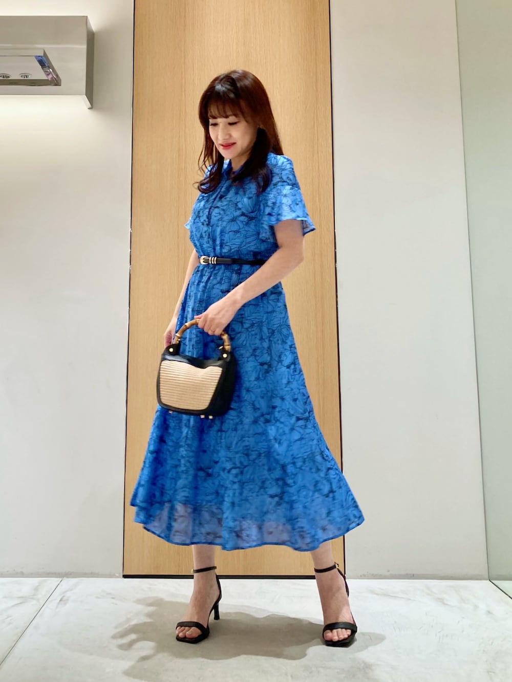 「アナイ(ANAYI)、夏コーデ、大人かわいい、夏、ワンピース、ブルー、バッグ、ベルト、フラワープリント、オトナ女子、オトナカジュアル、低身長、おでかけコーデ、デートコーデ、フェミニン」｜「ANAYIのリーフモチーフイヤリング（イヤリング、ゴールド系）」を使った、Hasebe.tさん（レディース・154cm）の夏コーディネートの2枚目の写真