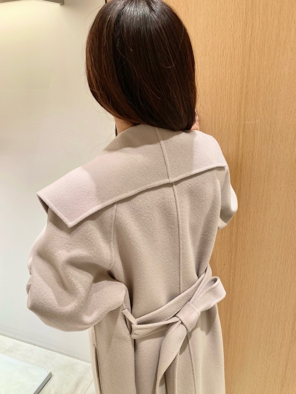 ベージュ系のその他アウター、ベージュ系のワンピース、ホワイト系のベルトを着用したレディースの秋コーディネートの2枚目の写真