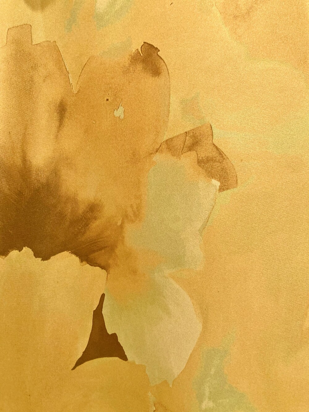 ホワイト系のカーディガン/ボレロ、イエロー系のスカートを着用したレディースの秋コーディネートの8枚目の写真