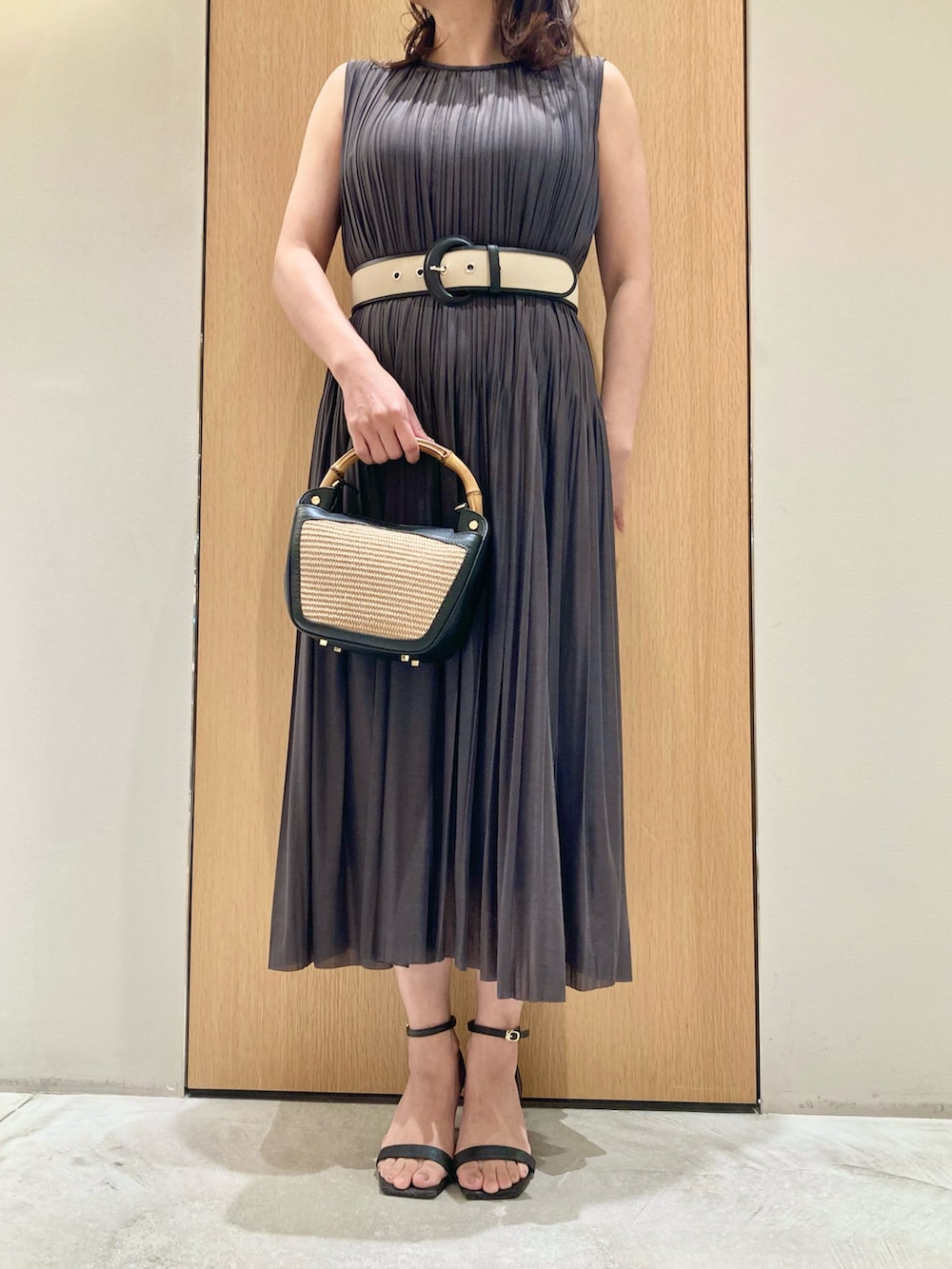 「アナイ(ANAYI)、シンプルコーデ、ワンピース、きれいめカジュアル、休日スタイル、お出かけコーデ、低身長コーデ、夏コーデ、ラクチンコーデ、カジュアルスタイル、キレイめカジュアル、大人かわいい、チャコールグレー、プリーツ、オトナカジュアル」｜「ANAYIのソフトジャージプリーツ ワンピース（ワンピース、グレー系）」を使った、Hasebe.tさん（レディース・154cm）の春コーディネートの4枚目の写真