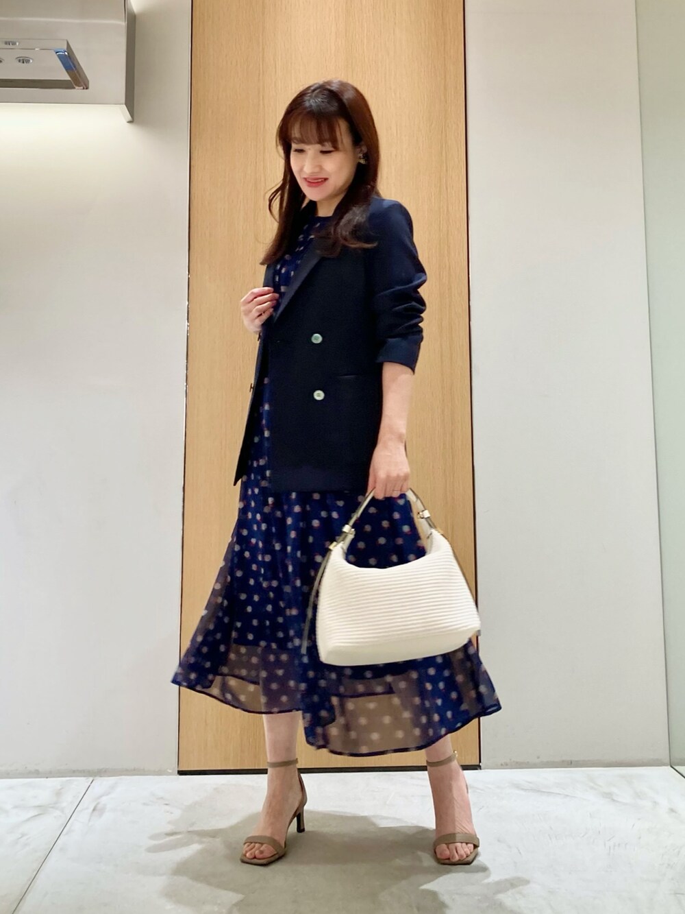 「アナイ(ANAYI)、お出かけコーデ、きれいめカジュアル、春夏コーデ、春服、大人女子、低身長コーデ、マリンコーデ、ジャケット、ワンピース、ネイビー、大人可愛い、大人カジュアル、フェミニン、バッグ」｜「ANAYIのリーフモチーフイヤリング（イヤリング、ゴールド系）」を使った、Hasebe.tさん（レディース・154cm）の春コーディネートの2枚目の写真