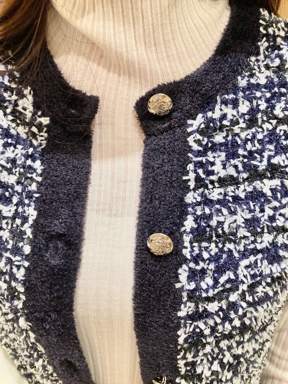 ブルー系のワンピース、ホワイト系のニット/セーター、ホワイト系のその他パンツを着用したレディースの秋コーディネートの6枚目の写真