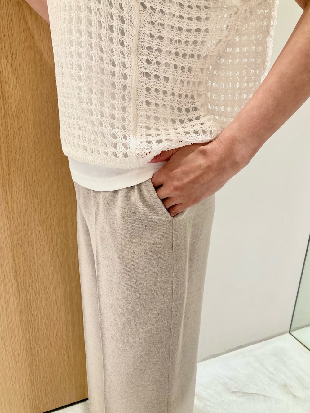 ホワイト系のニット/セーター、ホワイト系のタンクトップ、ベージュ系のその他パンツを着用したレディースの夏コーディネートの8枚目の写真