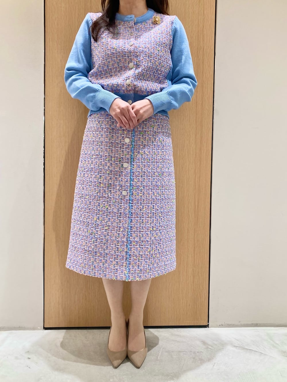 ブルー系のカーディガン/ボレロ、ブルー系のスカート、ゴールド系のイヤリングを着用したレディースの春コーディネートの3枚目の写真